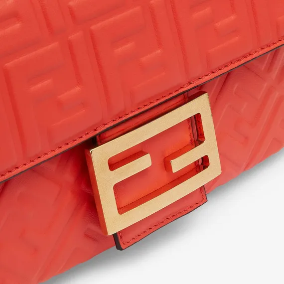 Сумка Fendi Baguette Midi красный