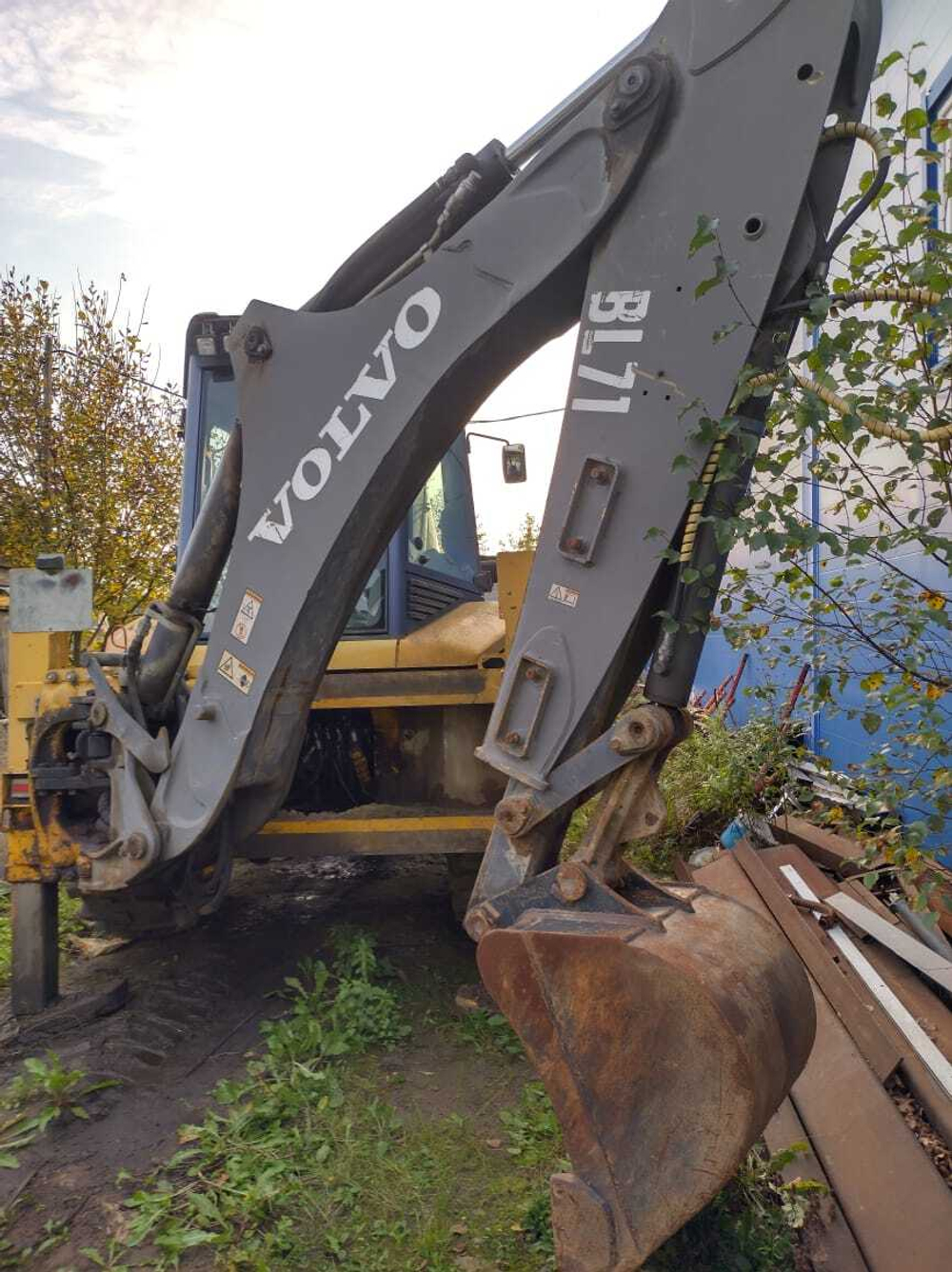 Экскаватор-погрузчик Volvo BL71, 2008 года в продаже в сентябре, октябре 2025 в СПб. Цена договорная.