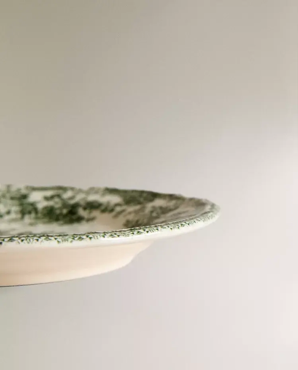 ZARA HOME ДЕСЕРТНАЯ ТАРЕЛКА ИЗ ФАЯНСА С ЦВЕТОЧНЫМ УЗОРОМ, ОЛИВКОВЫЙ