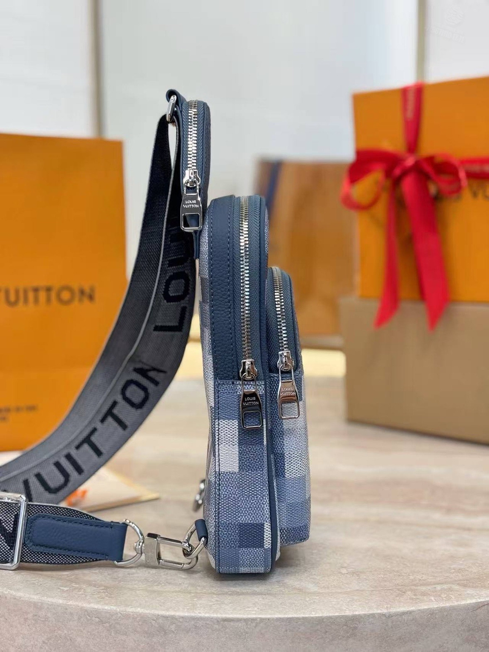 Нагрудная сумка-слинг Louis Vuitton Avenue PM