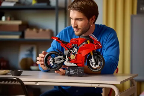 Конструктор LEGO Technic 42202 Мотоцикл Ducati Panigale V4 S