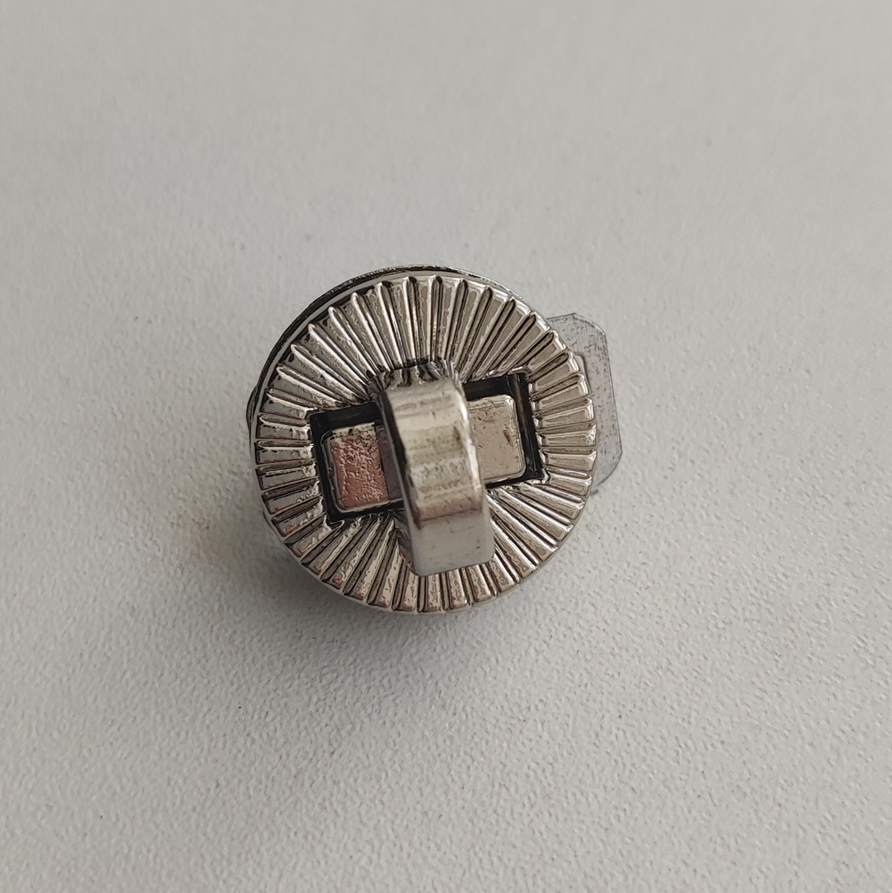Замок вертушка на винтах Солнышко Серебро