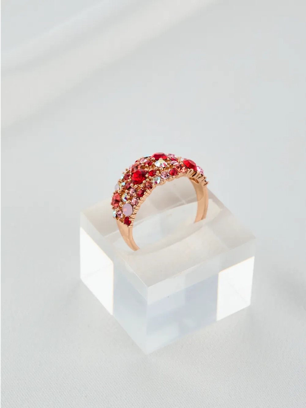 Позолоченное кольцо Россыпь из красных камней Swarovski