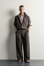 БРЮКИ ЧИНОС ИЗ ХЛОПКА И ЛЬНА СО СКЛАДКАМИ — ZARA
