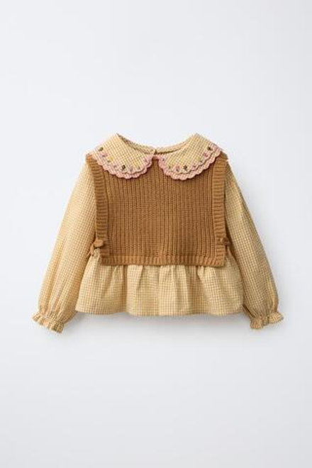 ZARA ТРИКОТАЖНЫЙ ЖИЛЕТ С КОНТРАСТНОЙ БЛУЗКОЙ С ВЫШИВКОЙ, ГОРЧИЧНЫЙ