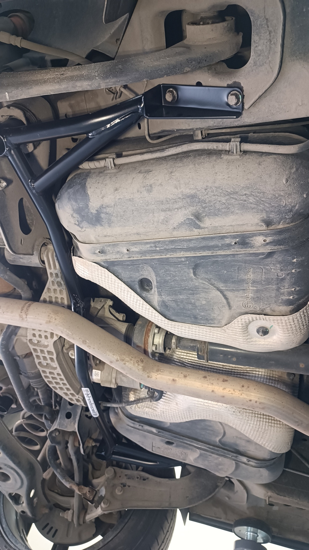 Распорка задняя нижняя спереди Chery Tiggo 7 Pro Max (полный привод), Jaecoo j7 до 2026г, Omoda C5 (полный привод), Exeed LX (полный привод) (ПОД ЗАКАЗ)