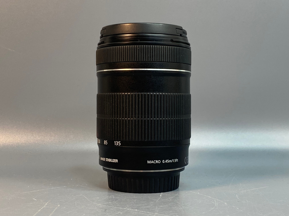 Canon EF-S 18-135mm 3.5-5.6 IS цапарина на передней линзе