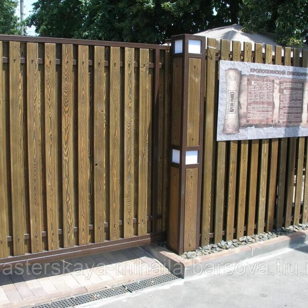 Деревянный забор из вертикального штакетника со столбами (секция 2х2.4 м)