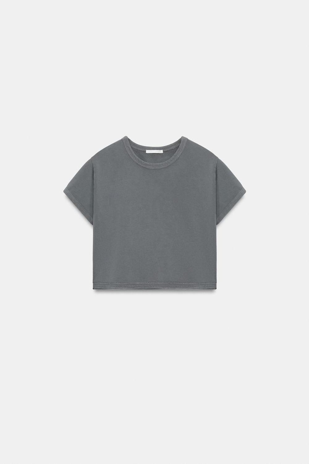 ZARA УКОРОЧЕННАЯ ФУТБОЛКА С ЭФФЕКТОМ ПОТЕРТОСТИ, СВИНЦОВЫЙ