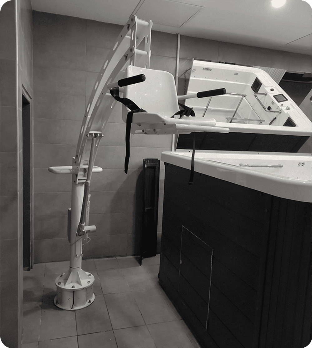 Подъемник для бассейна NART ELEVATED POOL LIFT (стационарный, механизированный, высокий борт)