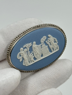 Брошь Wedgwood голубая