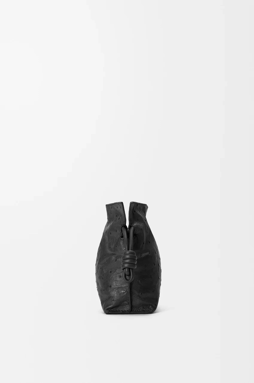 Loewe Мини-клатч Flamenco из страусиной кожи, черный