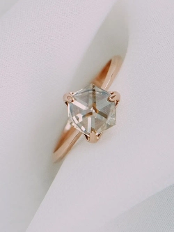 Кольцо Миражи тонкое с кристаллом Swarovski цвета шампань
