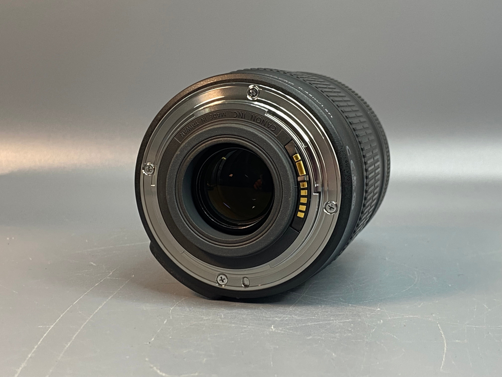 Canon EF-S 18-135mm 3.5-5.6 IS цапарина на передней линзе