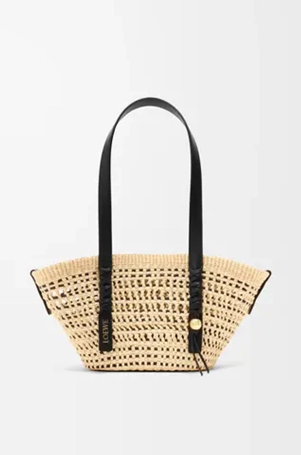 Loewe Небольшая плетеная сумка-корзина Braid из пальмы и телячьей кожи, натуральный/черный