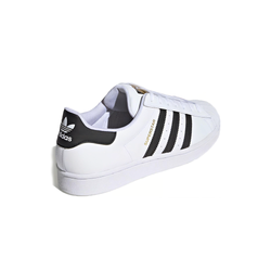 alt="Кроссовки adidas Superstar арт. EG4958 белая кожаная основа с черными зубчатыми полосками вид спереди"