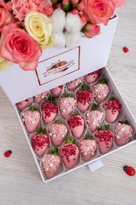 Шкатулка "Розовое сияние" с цветами и клубникой в шоколаде