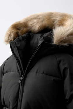 ZARA ВОДОНЕПРОНИЦАЕМАЯ И ВЕТРОЗАЩИТНАЯ ПУХОВАЯ КУРТКА С КАПЮШОНОМ, ЧЕРНЫЙ