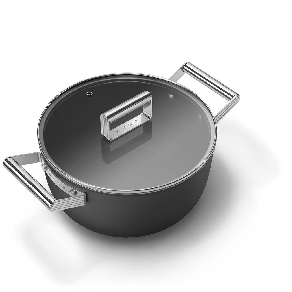 Кастрюля 24 см Smeg черная