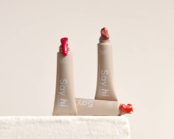 Say Hi Glassy Lips - Тонирующий бальзам для губ с пептидами оттенок Coral, 10 ml