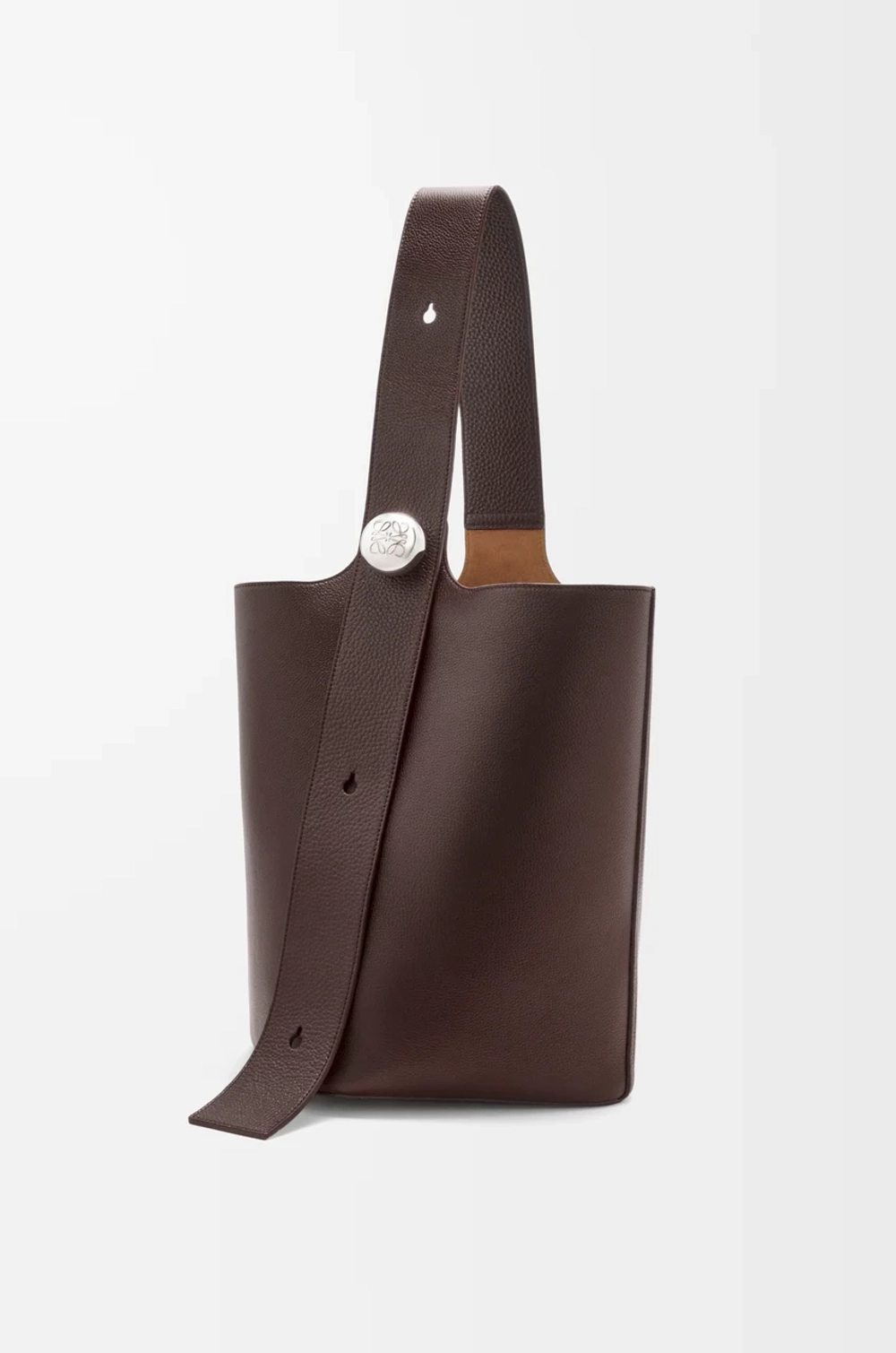 Loewe Большая сумка-ведро Pebble в мягкой зернистой телячьей коже, темно-коричневый