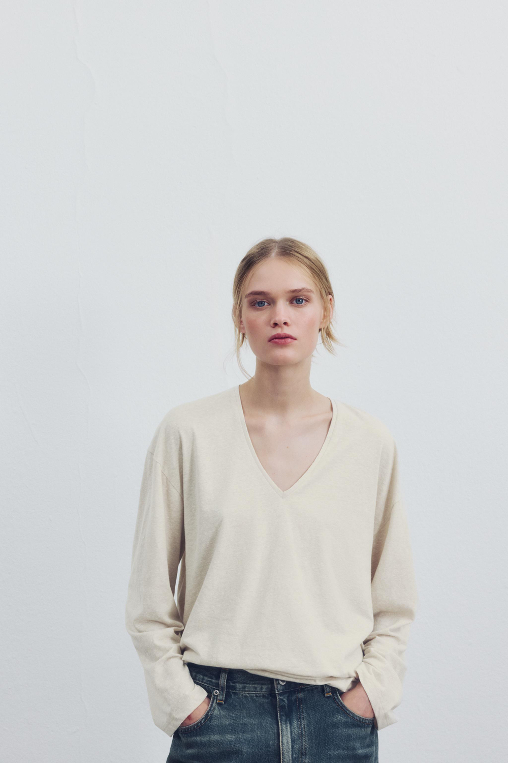 ФУТБОЛКА С V-ОБРАЗНЫМ ВЫРЕЗОМ — ZARA