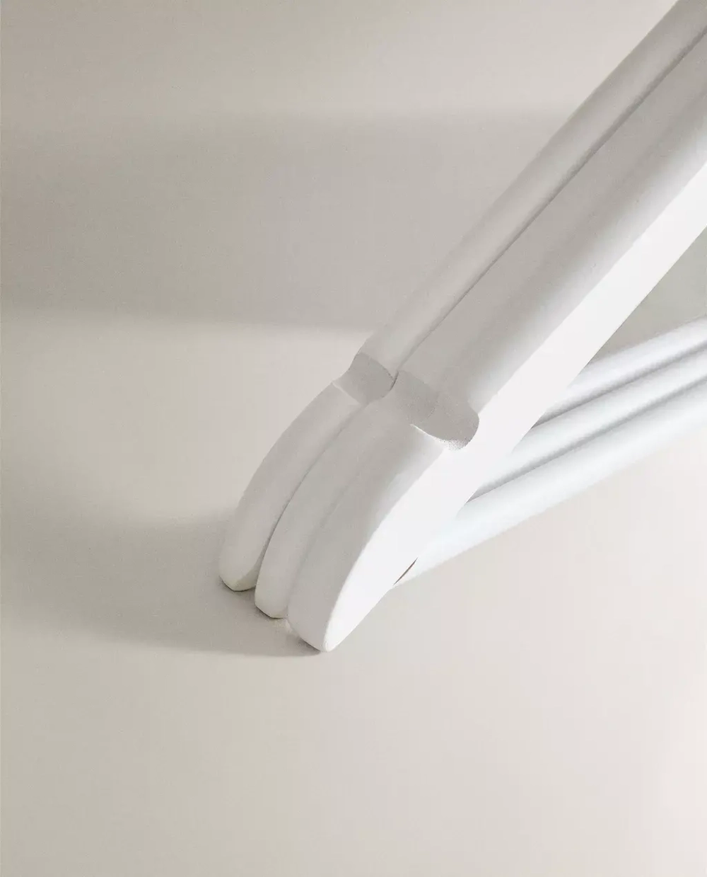 ZARA HOME ЛАКИРОВАННАЯ ВЕШАЛКА (НАБОР ИЗ 3 ШТ.), БЕЛЫЙ
