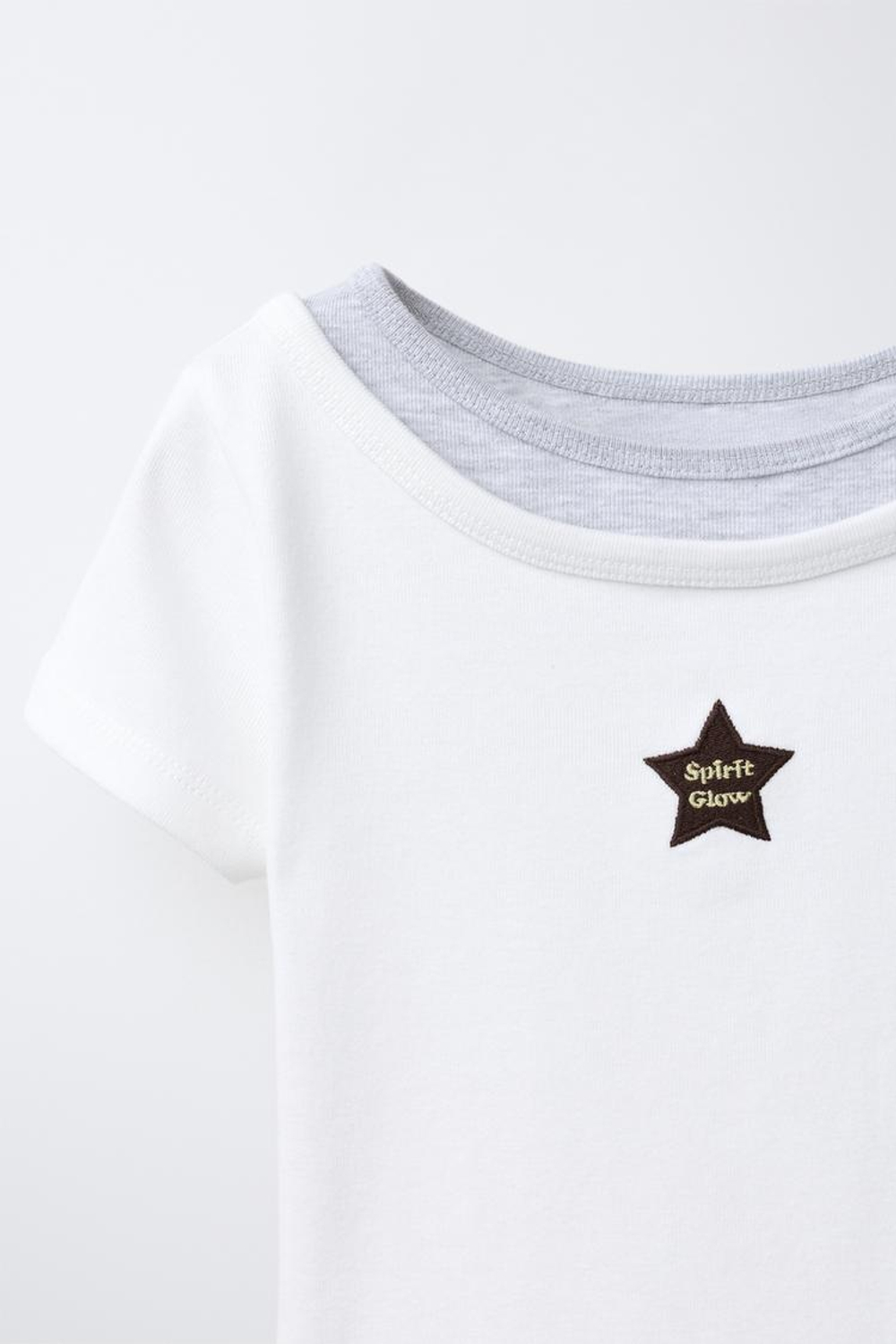 ZARA ФУТБОЛКА С ДВОЙНЫМ ВОРОТНИКОМ И ВЫШИТОЙ ЗВЕЗДОЙ, БЕЛЫЙ