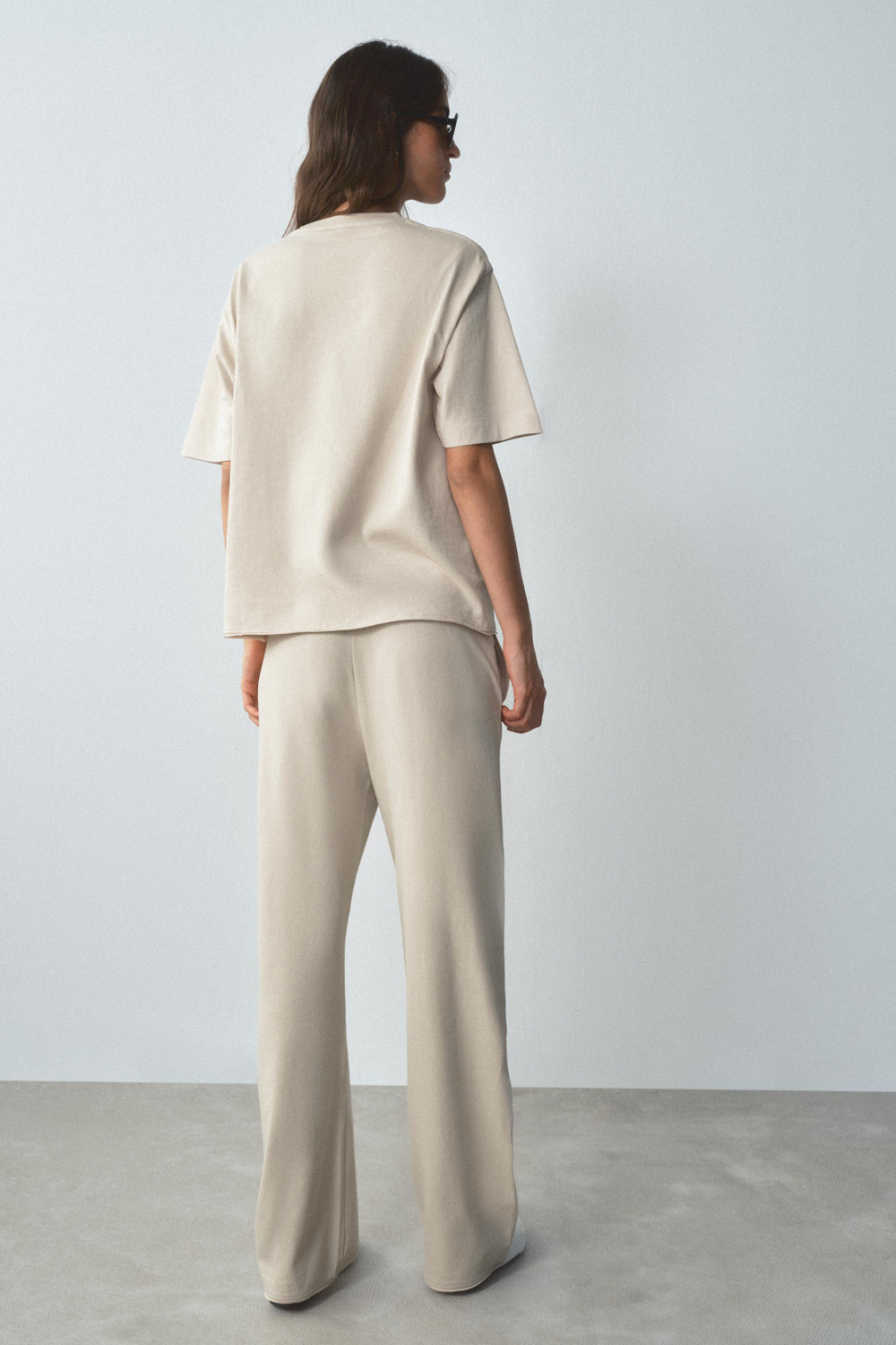 ФУТБОЛКА С КРУГЛЫМ ВЫРЕЗОМ — ZARA