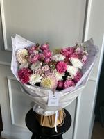 Букет из кустовых пионовидных роз, георгин, маттиолы и хризантемы