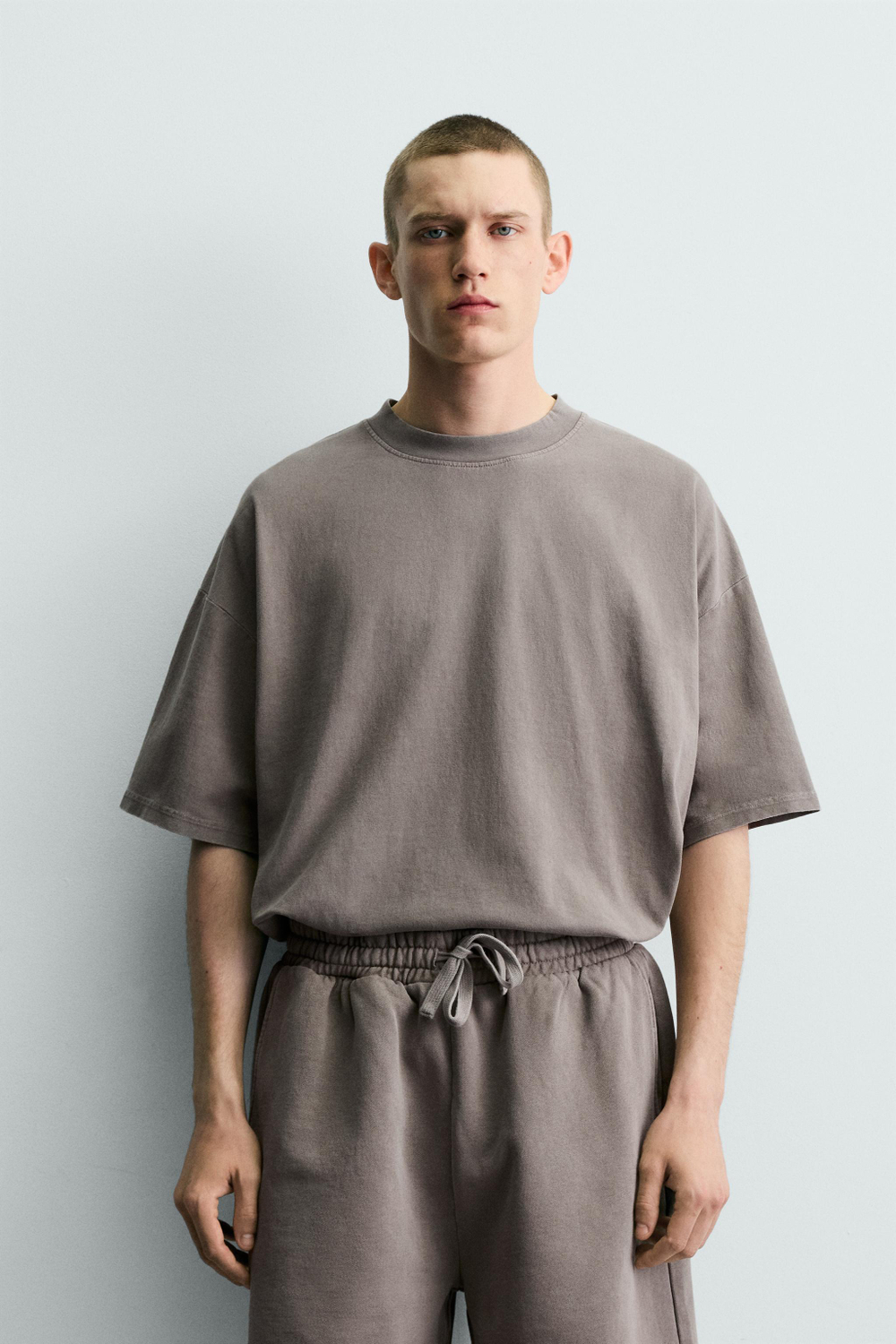БАЗОВАЯ ФУТБОЛКА RELAXED FIT С ЭФФЕКТОМ ПОТЕРТОСТИ — ZARA