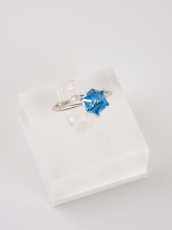 Кольцо Миражи тонкое с голубым кристаллом Swarovski
