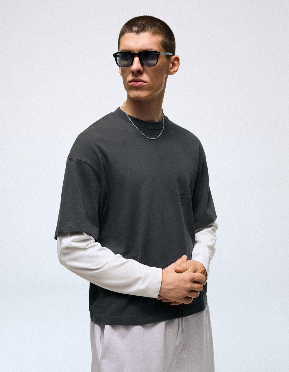 Мужская футболка с контрастными двойными рукавами - BERSHKA