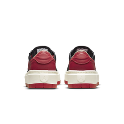 alt="Увеличенная белая платформа и красная резиновая подошва Jordan 1 Elevate Low Bred"