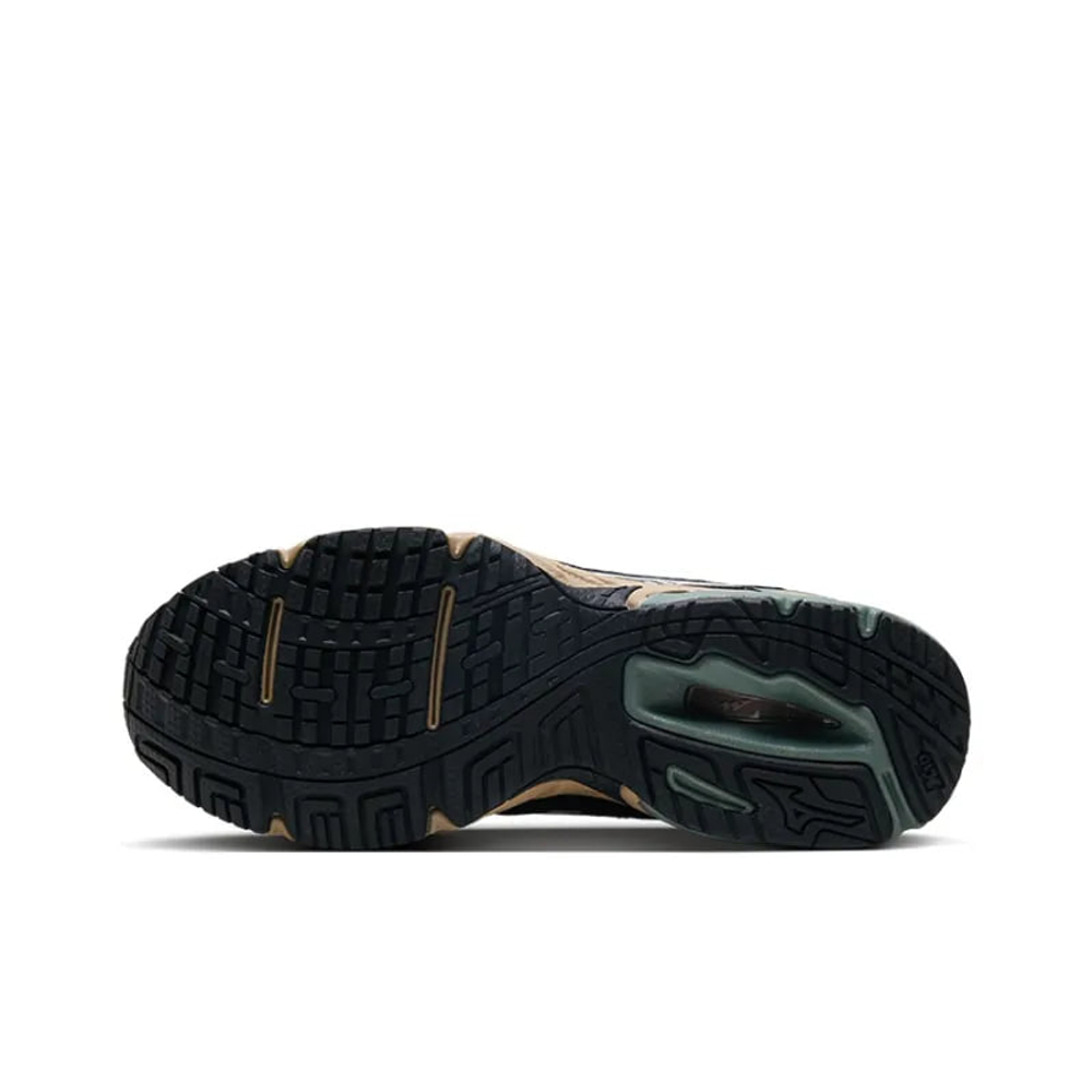 alt="Модель на ногах в образе Mizuno Wave Solar V2 Black Brown street style"