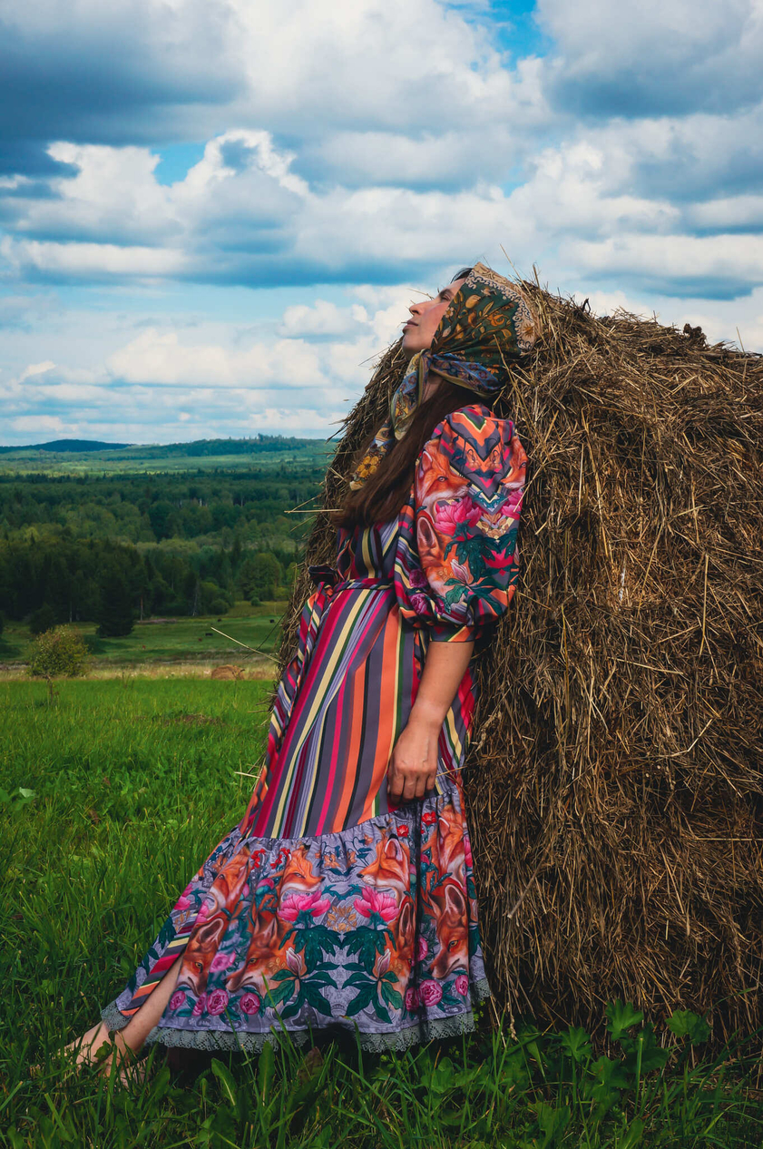 Лисы в пионах