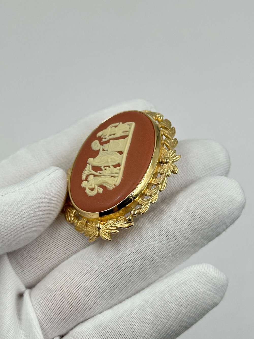 Брошь Wedgwood терракотовая