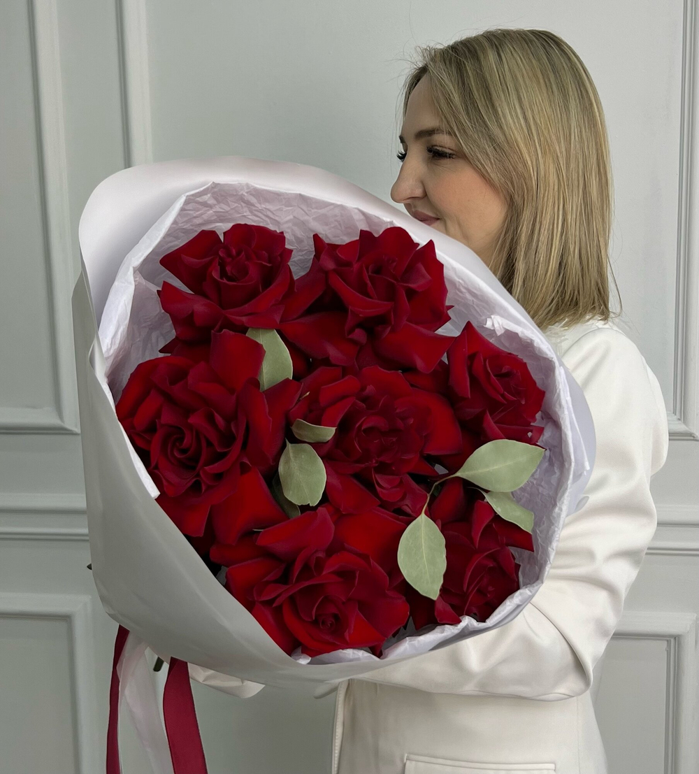 Букет из Алых, красных роз  с эвкалиптом, монобукет, 7 цветов, 50см