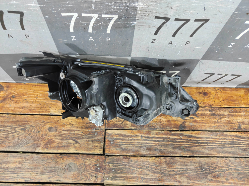 Фара левая ксенон неадаптив Toyota Camry (XV50) 11-14 Б/У Оригинал 8118533A50