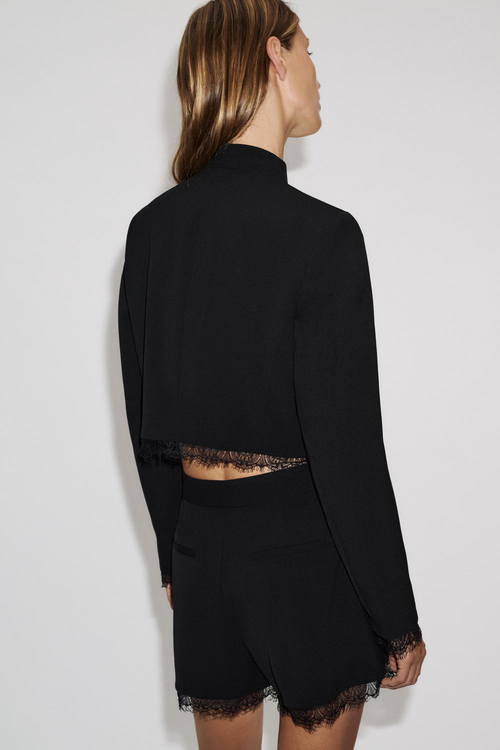 ZARA УКОРОЧЕННЫЙ БЛЕЙЗЕР С КРУЖЕВНОЙ ОТДЕЛКОЙ, ЧЕРНЫЙ