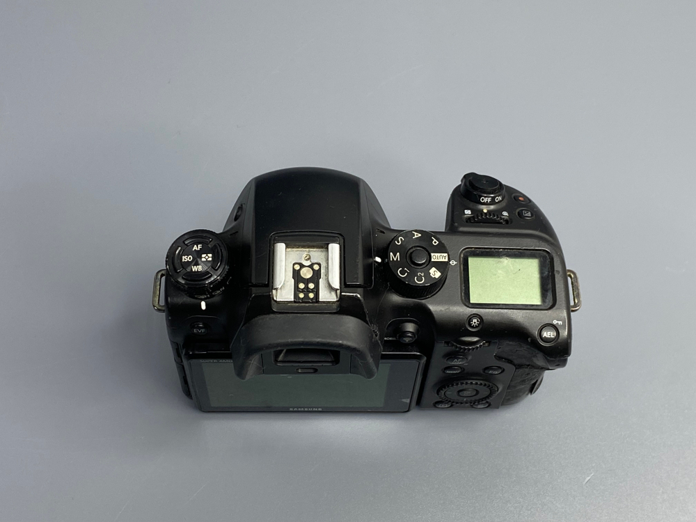Samsung NX1 — карта памяти вытаскивается с усилием, колесо выдержек работает некорректно, 29 000 кадров