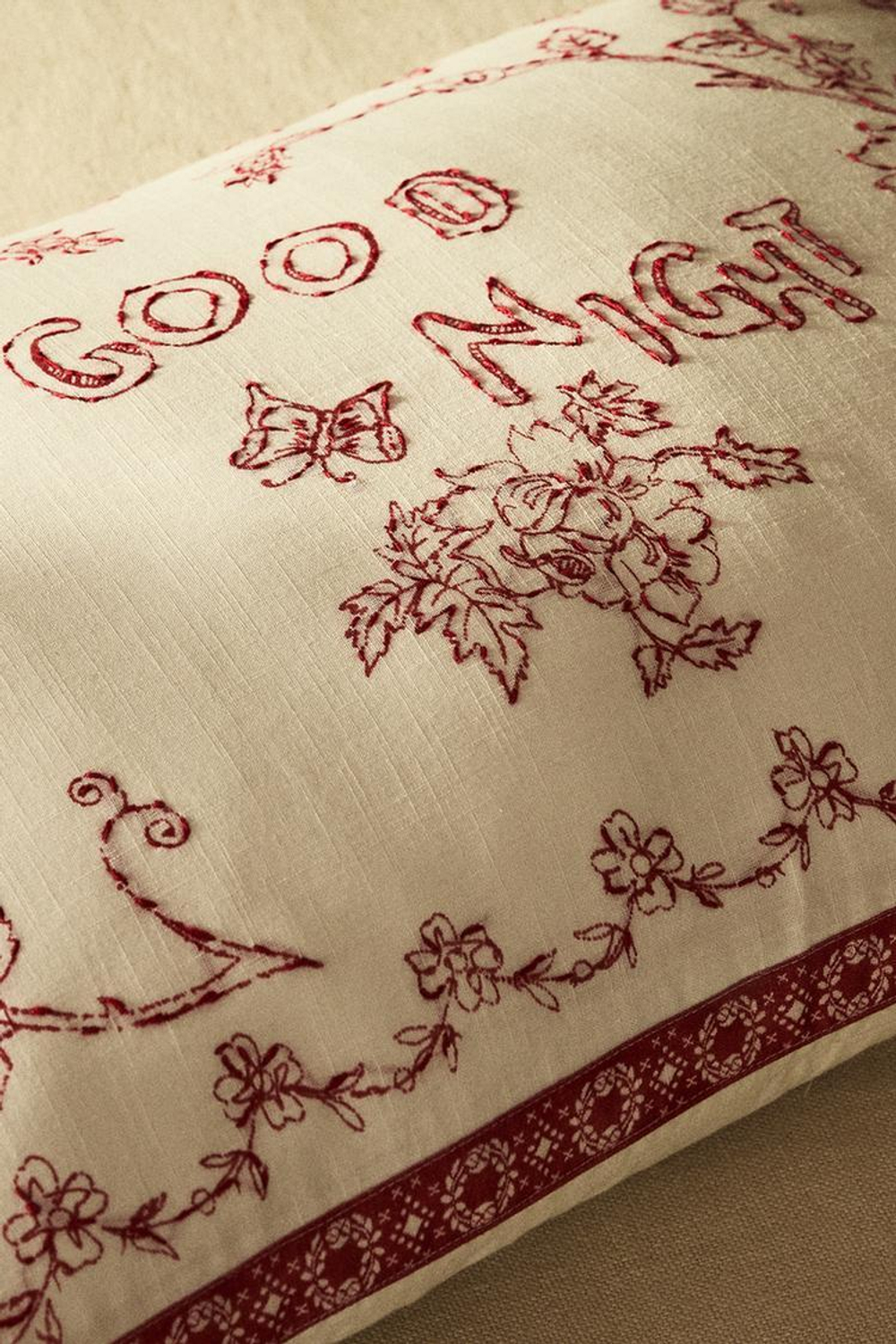 ZARA HOME ЧЕХОЛ ДЛЯ ДЕКОРАТИВНОЙ ПОДУШКИ С КОНТРАСТНОЙ ВЫШИТОЙ НАДПИСЬЮ, КРАСНЫЙ