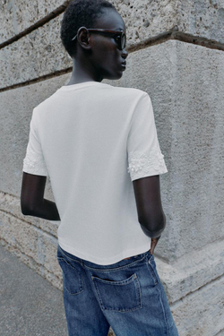 ZARA ФУТБОЛКА С ЦВЕТНОЙ ВЫШИВКОЙ, БЕЛЫЙ
