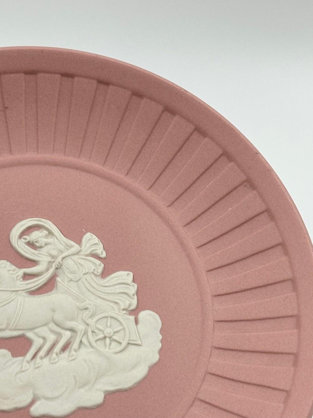 Тарелка декоративная Wedgwood розовая