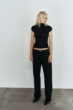 ФУТБОЛКА В РУБЧИК С ВЫСОКИМ ВОРОТНИКОМ — ZARA