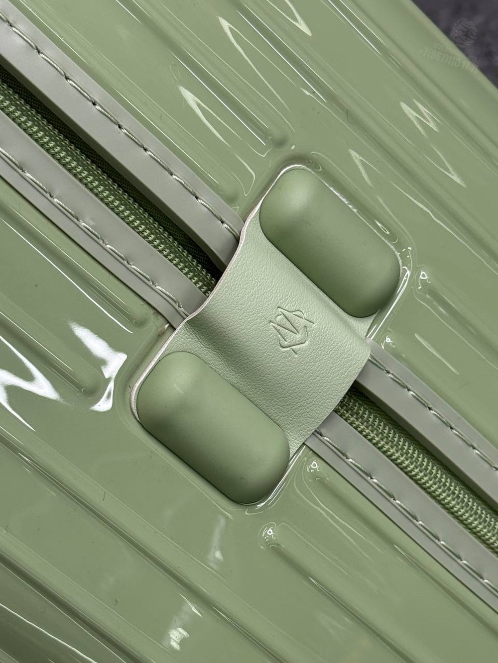 Чемодан Rimowa Essential Sleeve Cabin с карманом для ноутбука