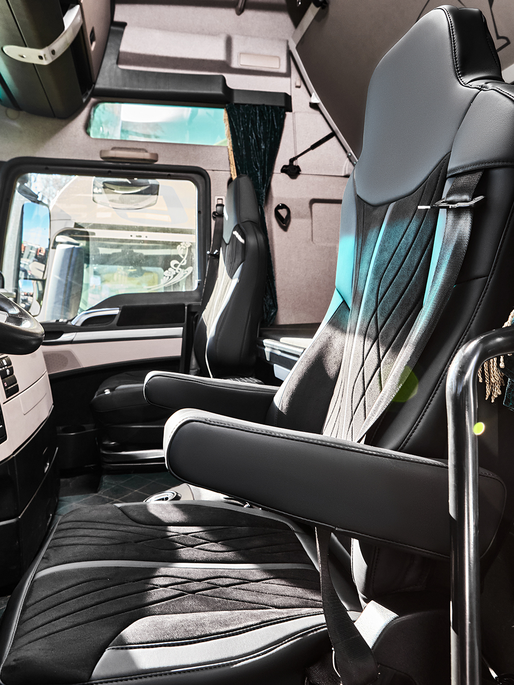 Чехлы Люкс MAN TGX до 2021 года (экокожа, черный, черная вставка)