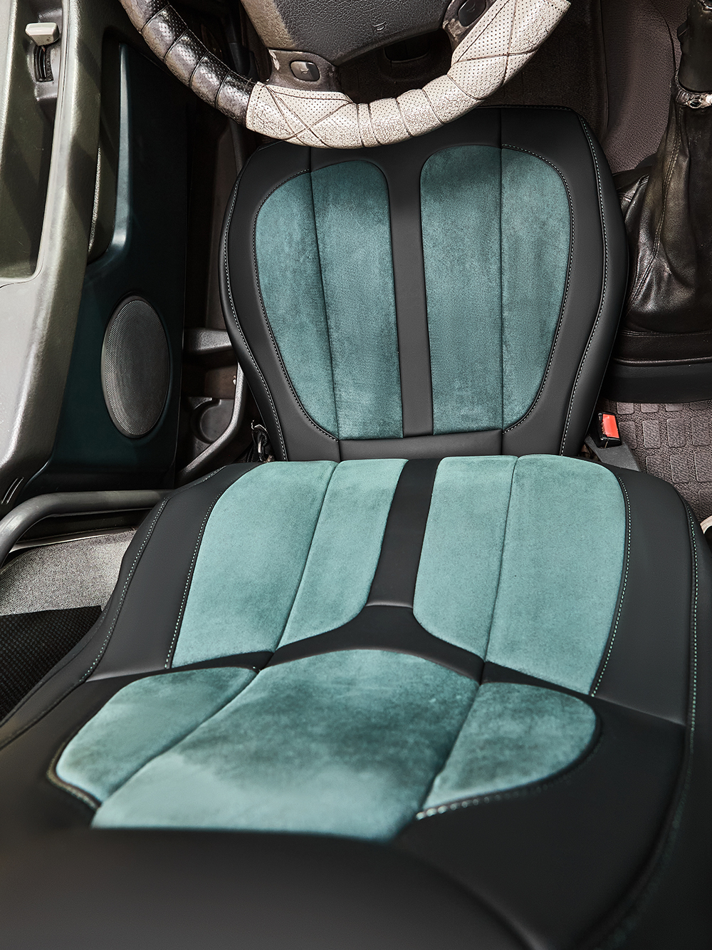 Чехлы Люкс VOLVO FH-13 после 2018 года: водитель от сиденья, пассажир от стойки кабины (один вырез под ремень) (экокожа, черный, зеленая вставка)