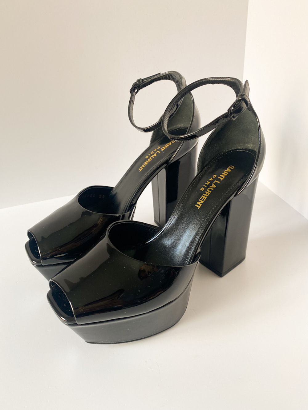 Лаковые босоножки Saint Laurent, 36