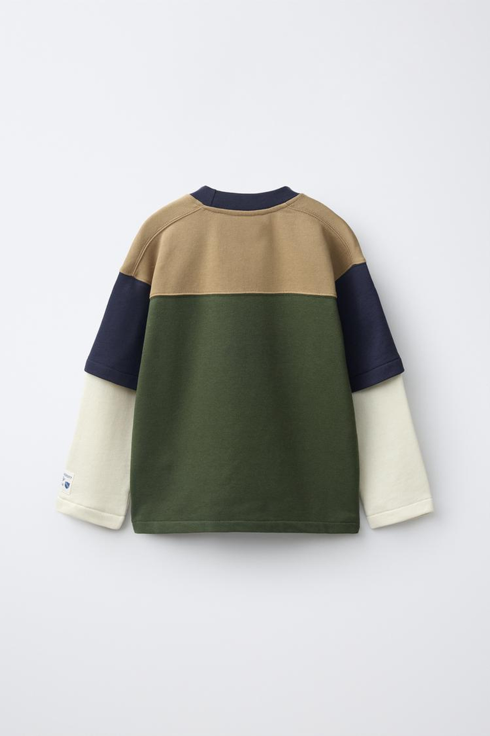 ZARA ТОЛСТОВКА В СТИЛЕ ПРЕППИ С ДВОЙНЫМИ РУКАВАМИ И НОМЕРОМ, ЗЕЛЕНЫЙ/ЭКРЮ